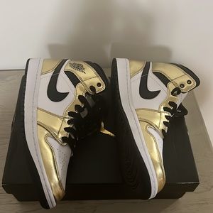 Air Jordan 1MID SE White And Gold GS